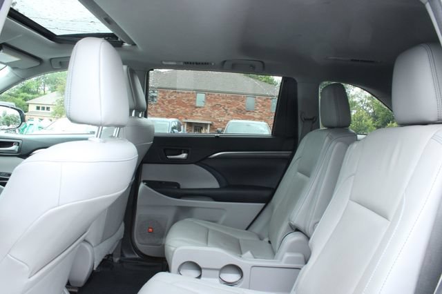 Used 2017 Toyota Highlander Limited AWD/4WD image 31