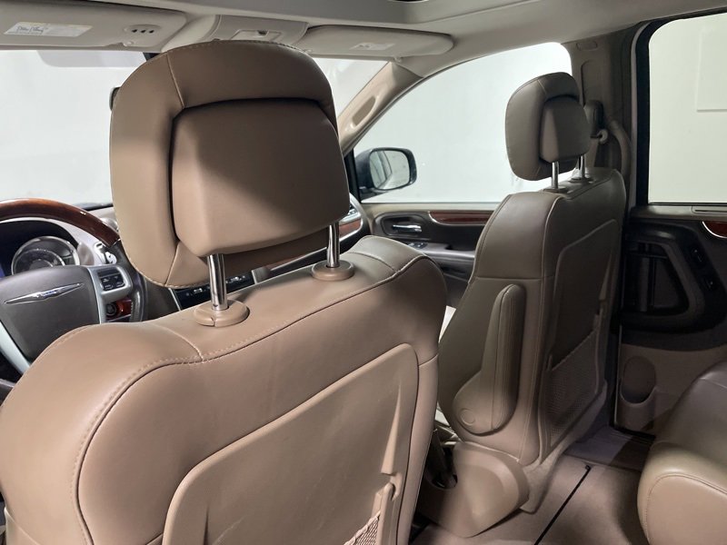 Used 2012 Chrysler Town & Country Limited w/ Luxury Group image 17
