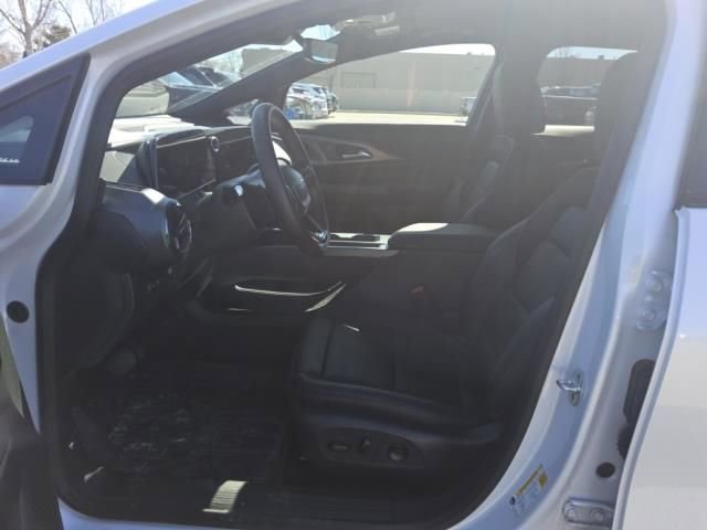 Used 2025 Chevrolet Equinox EV RS w/ Convenience Package II image 9