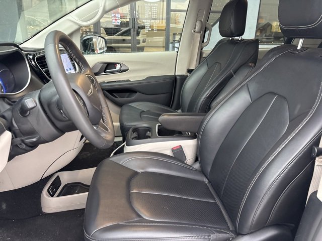 Used 2024 Chrysler Pacifica Touring-L image 4