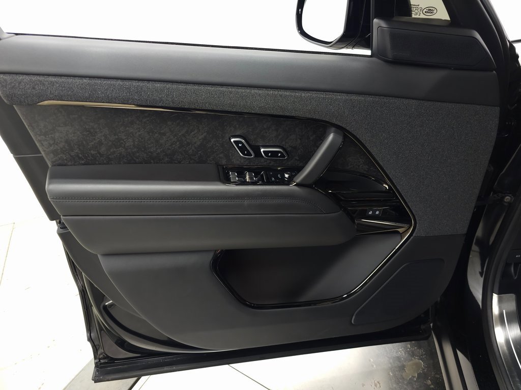 Used 2025 Land Rover Range Rover Sport Dynamic SE image 15