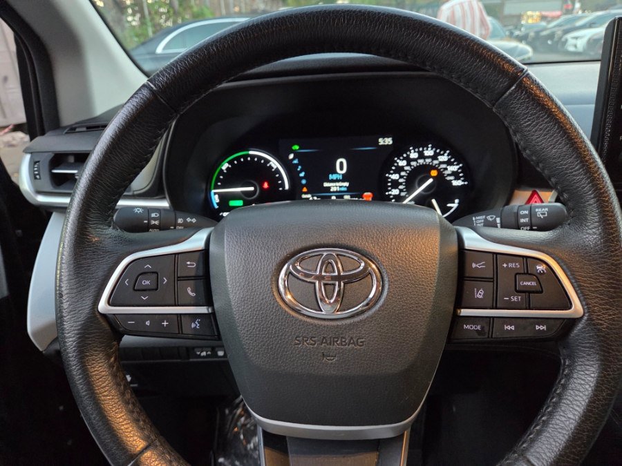 Used 2025 Toyota Sienna XLE FWD image 4