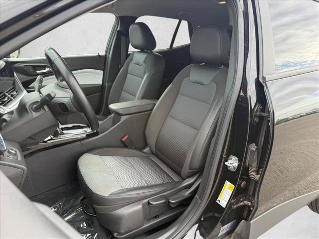 Used 2025 Chevrolet Trax LT w/ LT Convenience Package FWD image 11