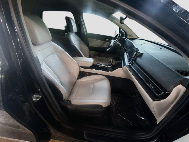 Used 2025 Kia Sportage EX FWD image 29