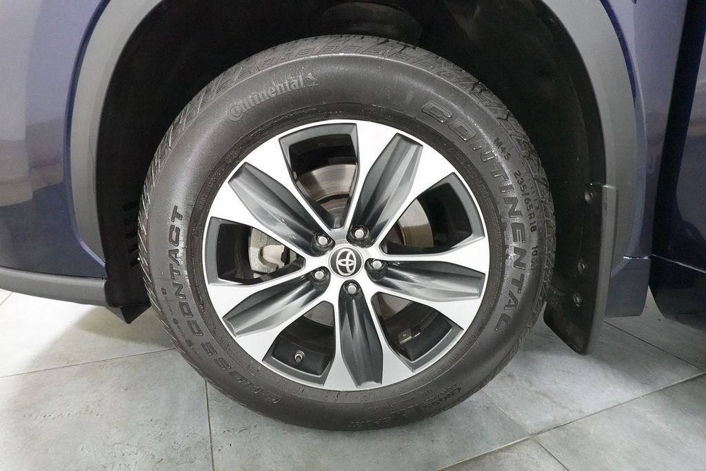 Used 2020 Toyota Highlander XLE AWD/4WD image 35