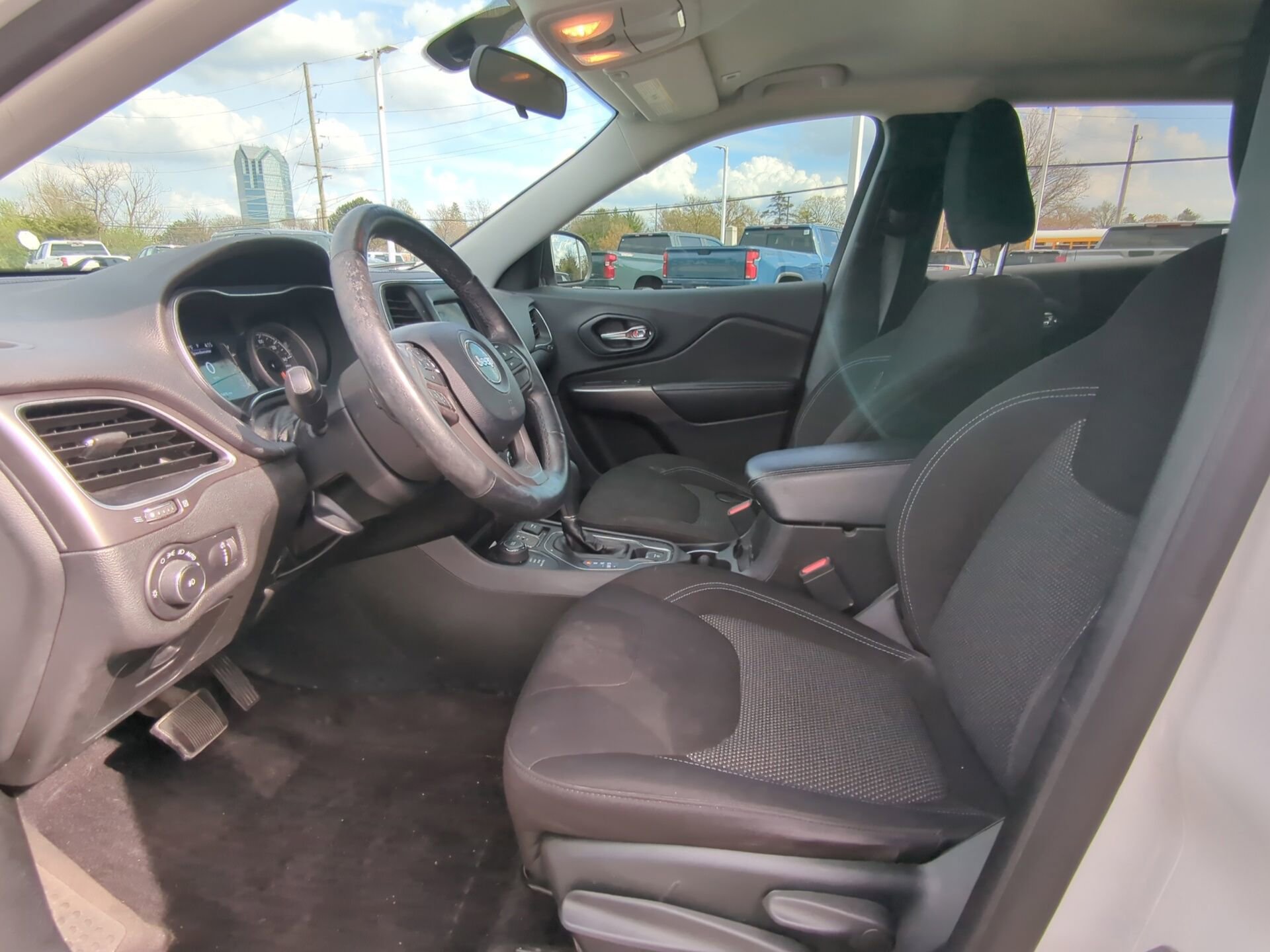 Used 2019 Jeep Cherokee Latitude w/ Cold Weather Group image 19