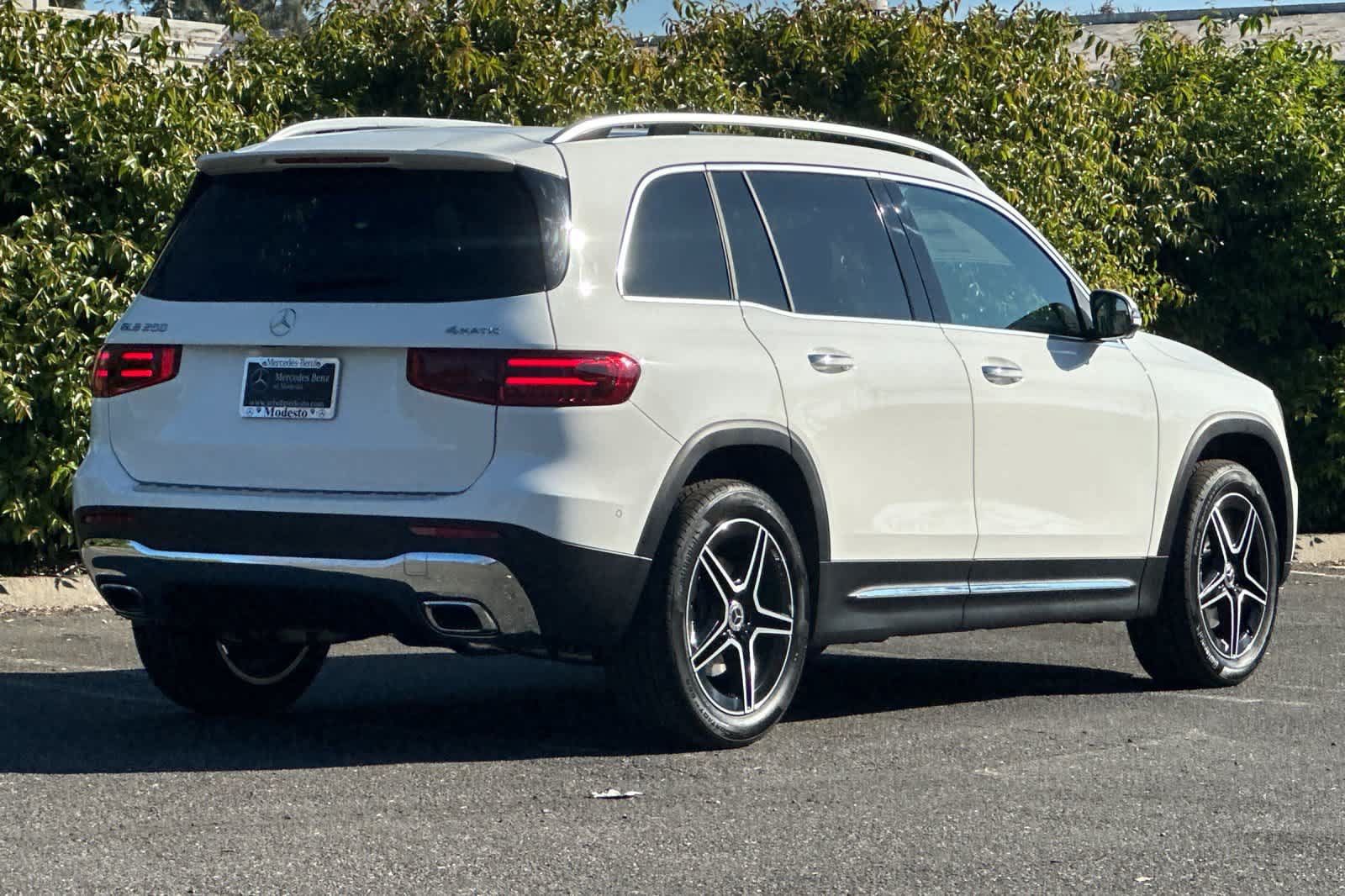 New 2026 Mercedes-Benz GLB 250 4MATIC image 3