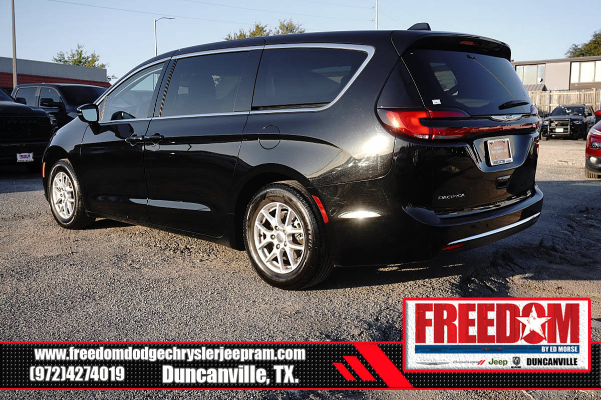 Certified 2024 Chrysler Pacifica Touring-L FWD image 3