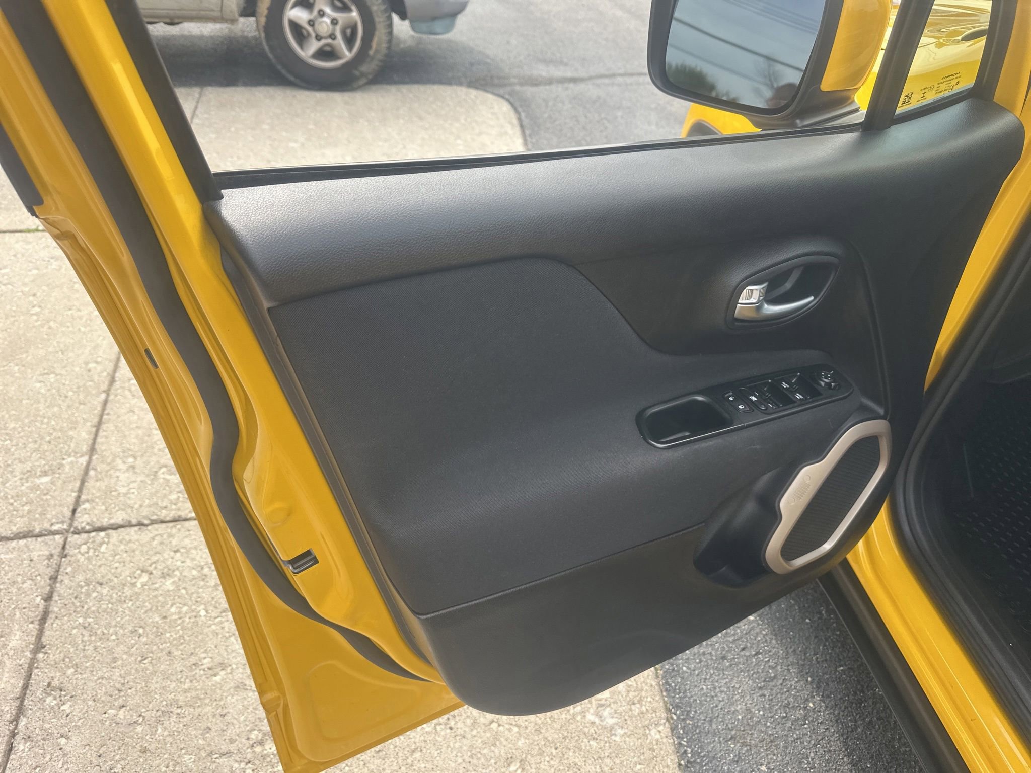 Used 2017 Jeep Renegade Latitude w/ Cold Weather Group FWD image 19