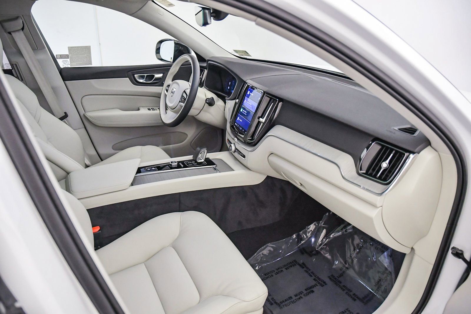 Used 2025 Volvo XC60 T8 Plus w/ Protection Package Premier image 15