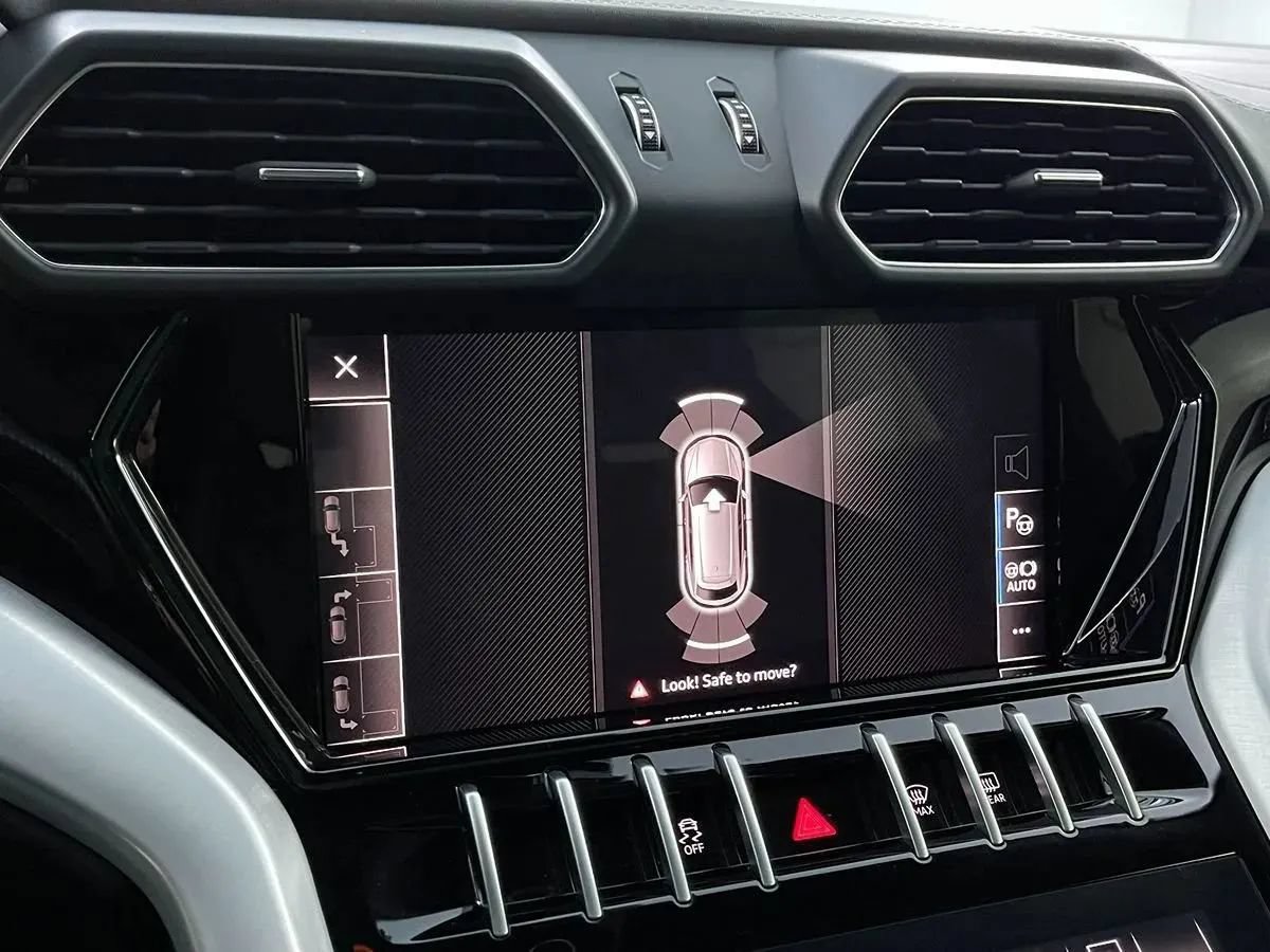 Used 2021 Lamborghini Urus AWD/4WD image 28