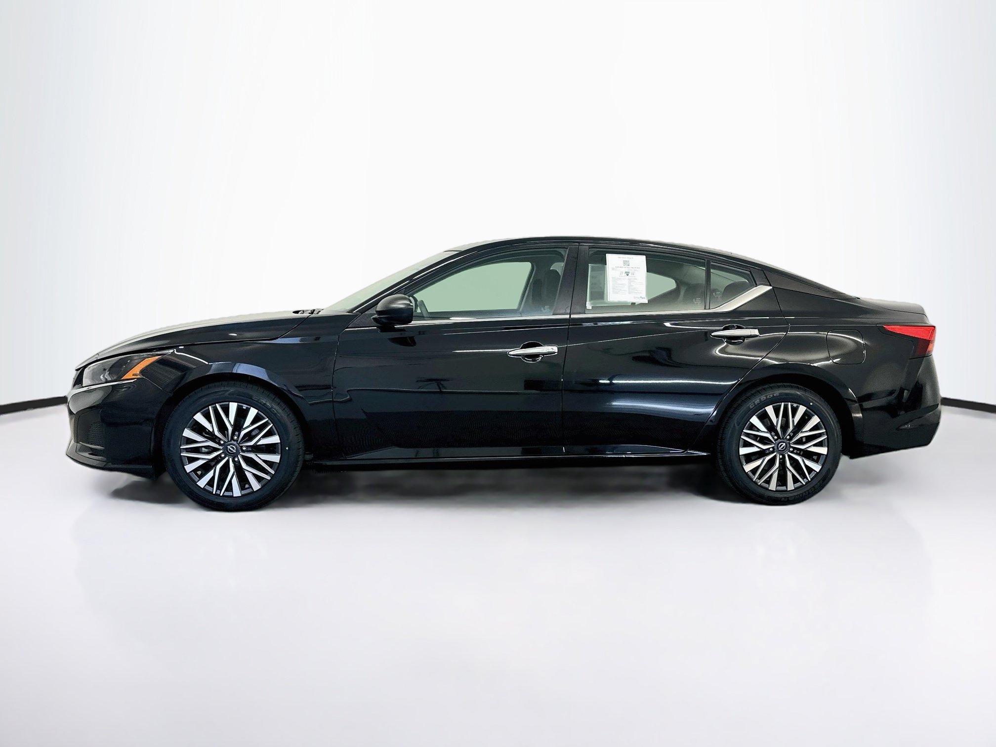 Used 2025 Nissan Altima 2.5 SV FWD image 4