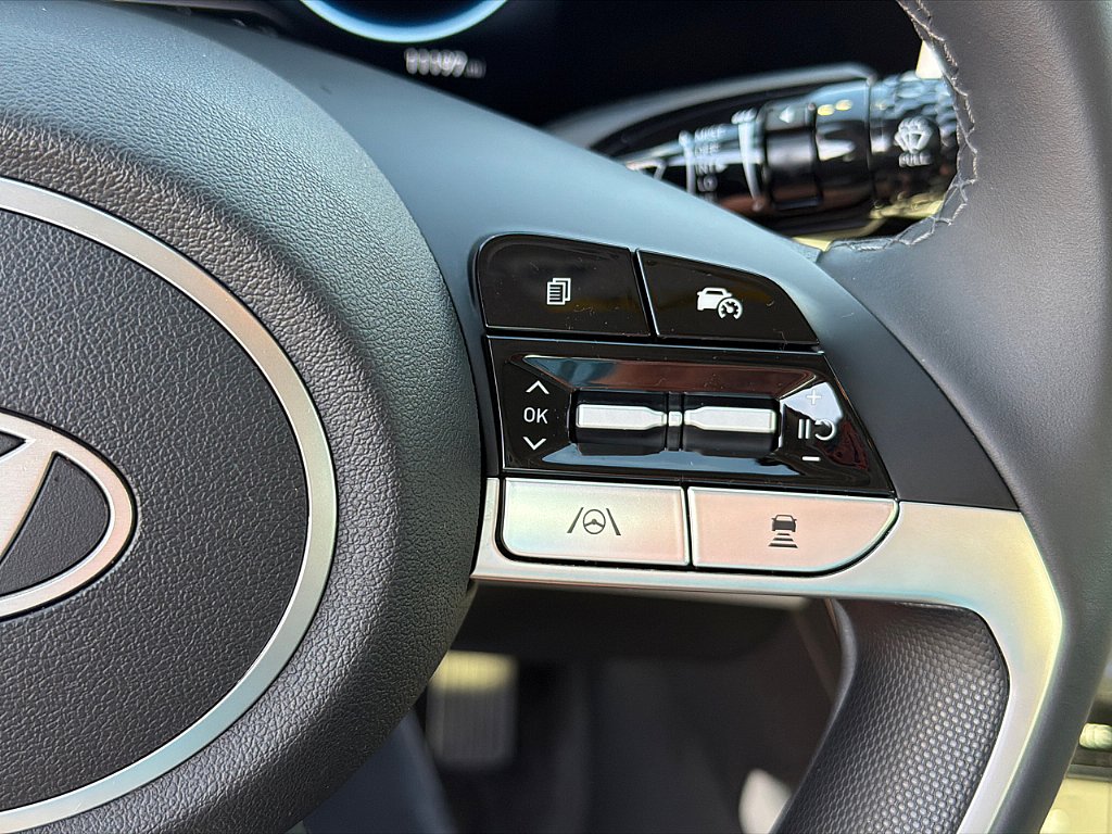 Certified 2025 Hyundai Elantra Limited image 15