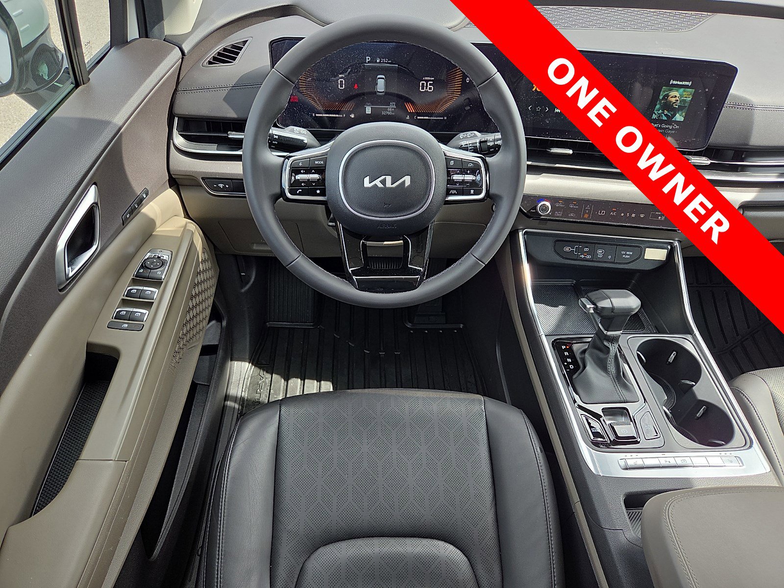 Used 2025 Kia Carnival EX image 13