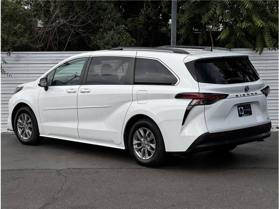 Used 2022 Toyota Sienna LE w/ LE Plus Package FWD image 3