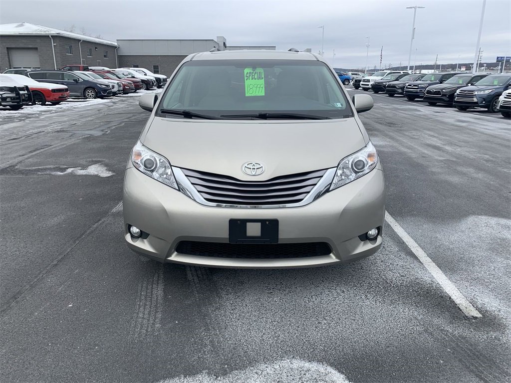 Used 2017 Toyota Sienna XLE Premium image 3