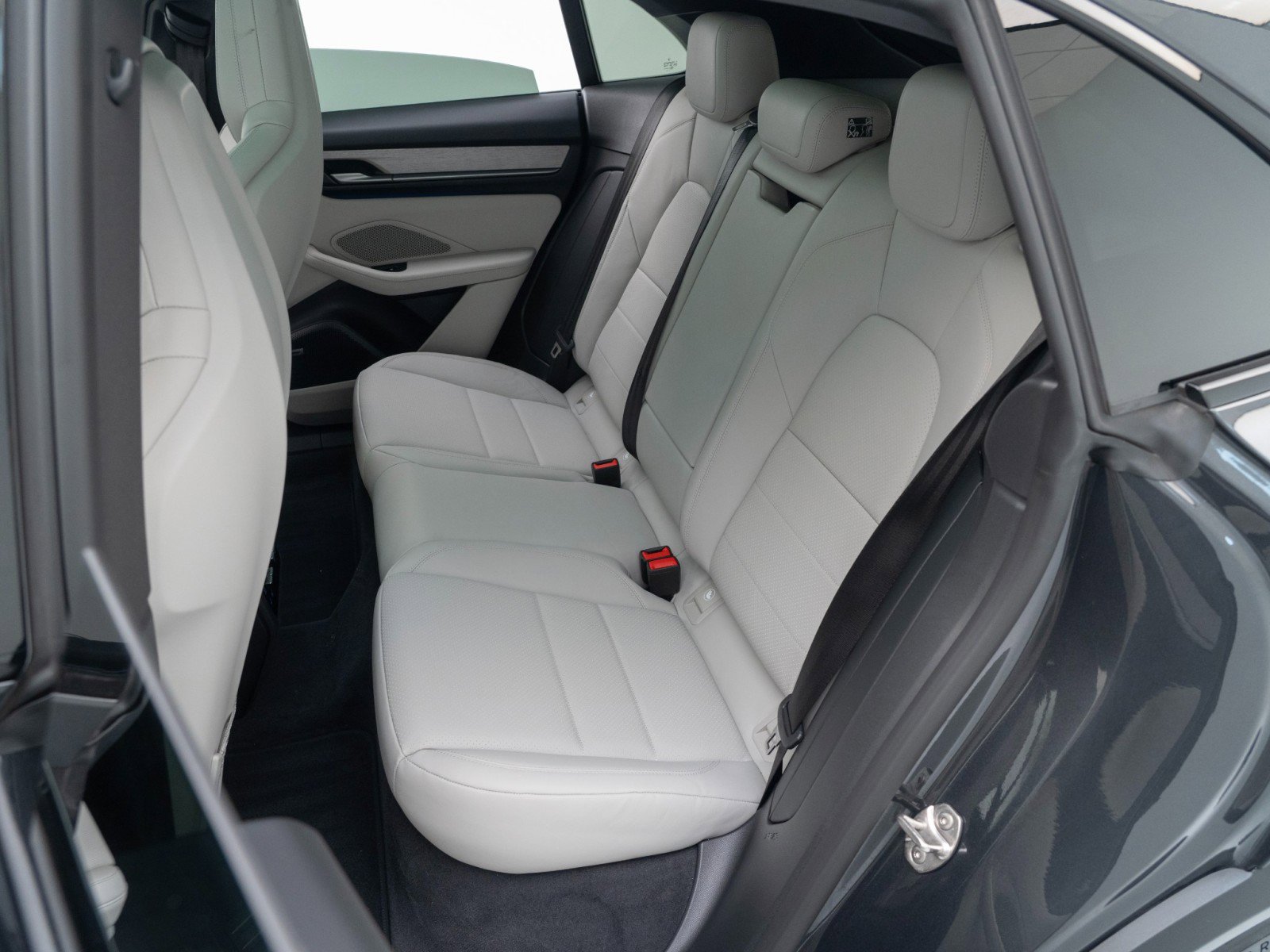 Certified 2025 Porsche Macan Electric image 30