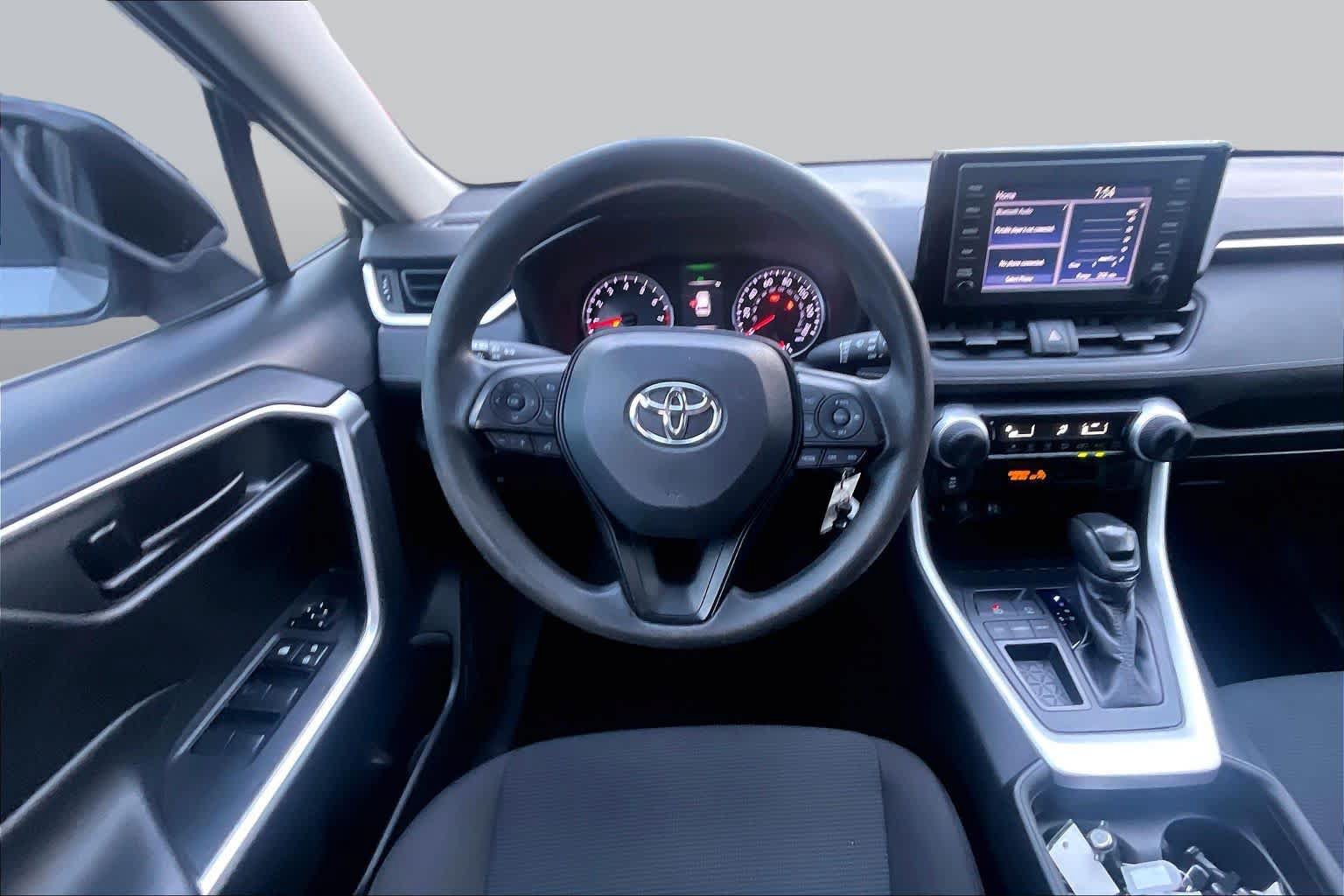 Used 2019 Toyota RAV4 LE FWD image 5