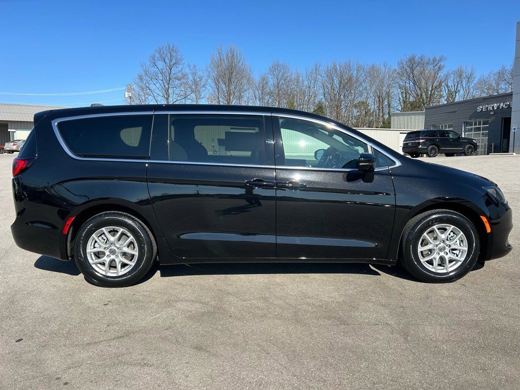 New 2025 Chrysler Voyager LX image 3
