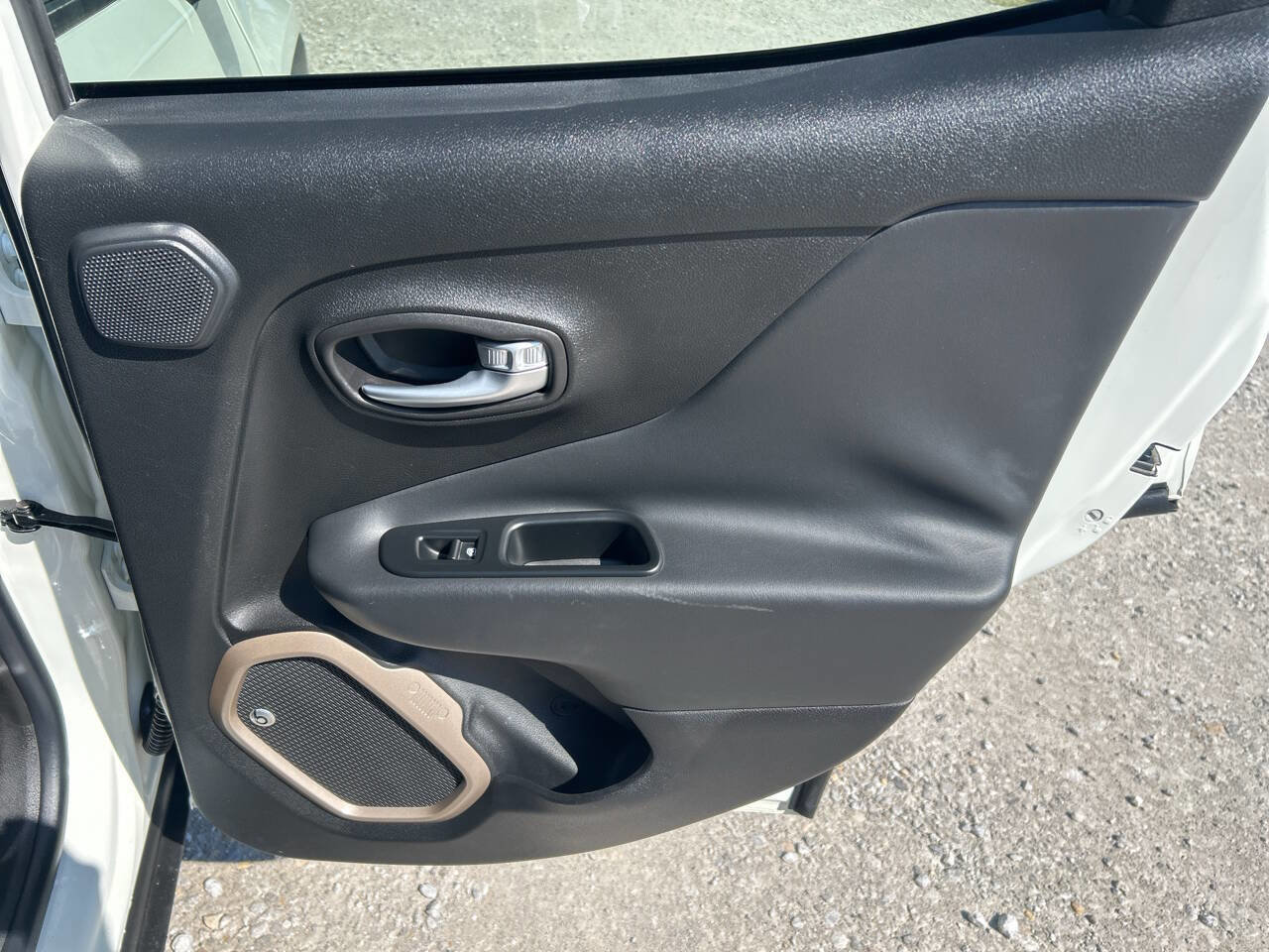 Used 2016 Jeep Renegade Limited image 22
