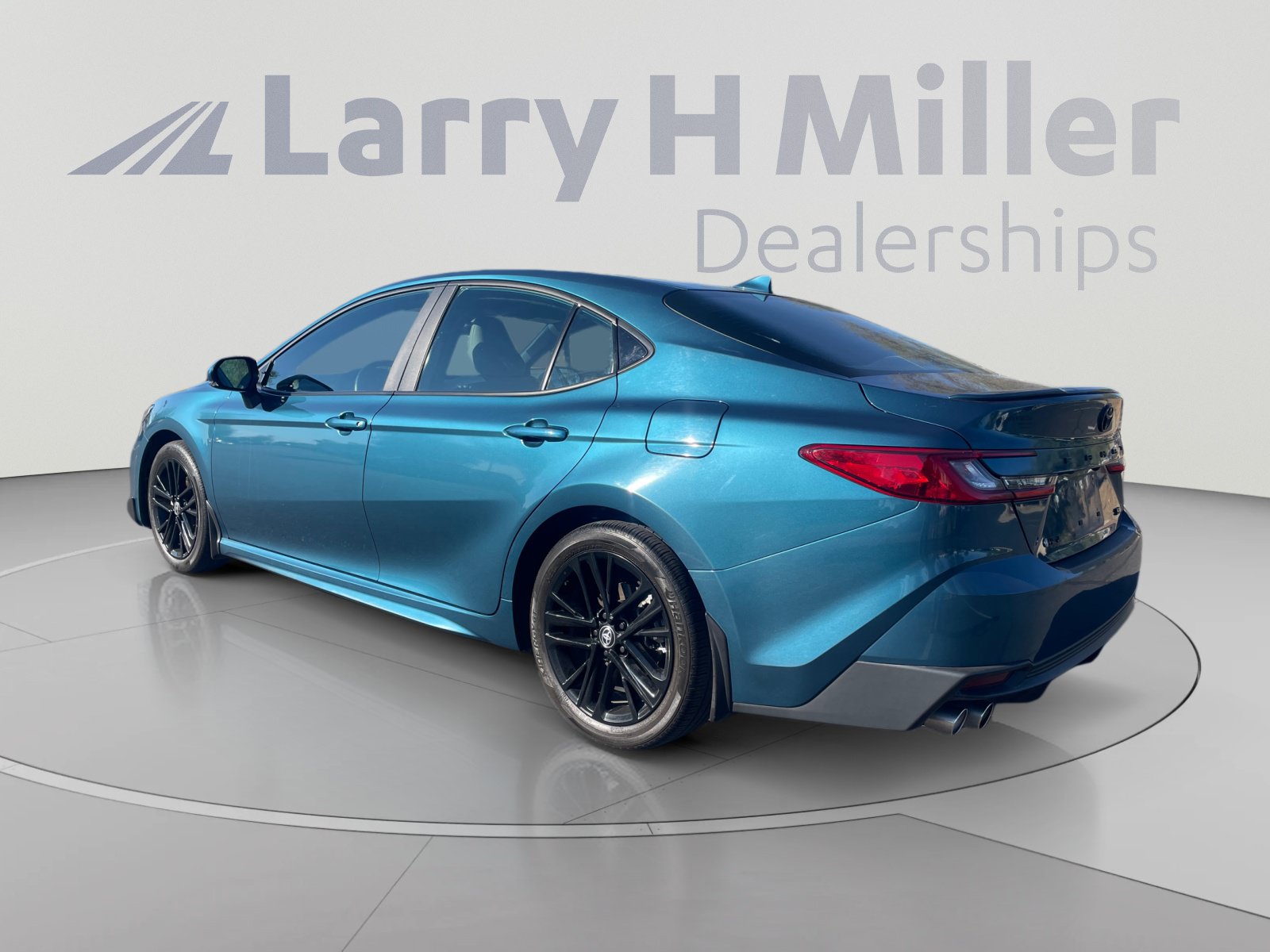 Used 2025 Toyota Camry SE w/ Convenience Package FWD image 3