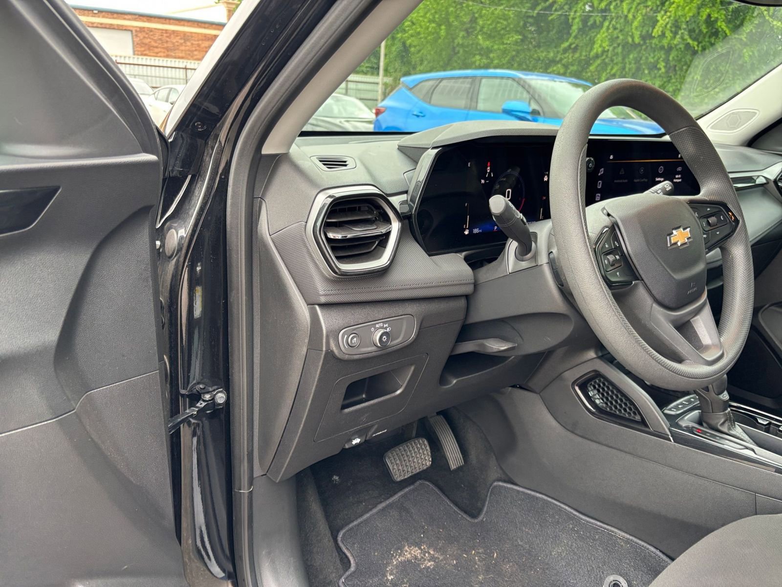 Used 2025 Chevrolet TrailBlazer LT FWD image 33