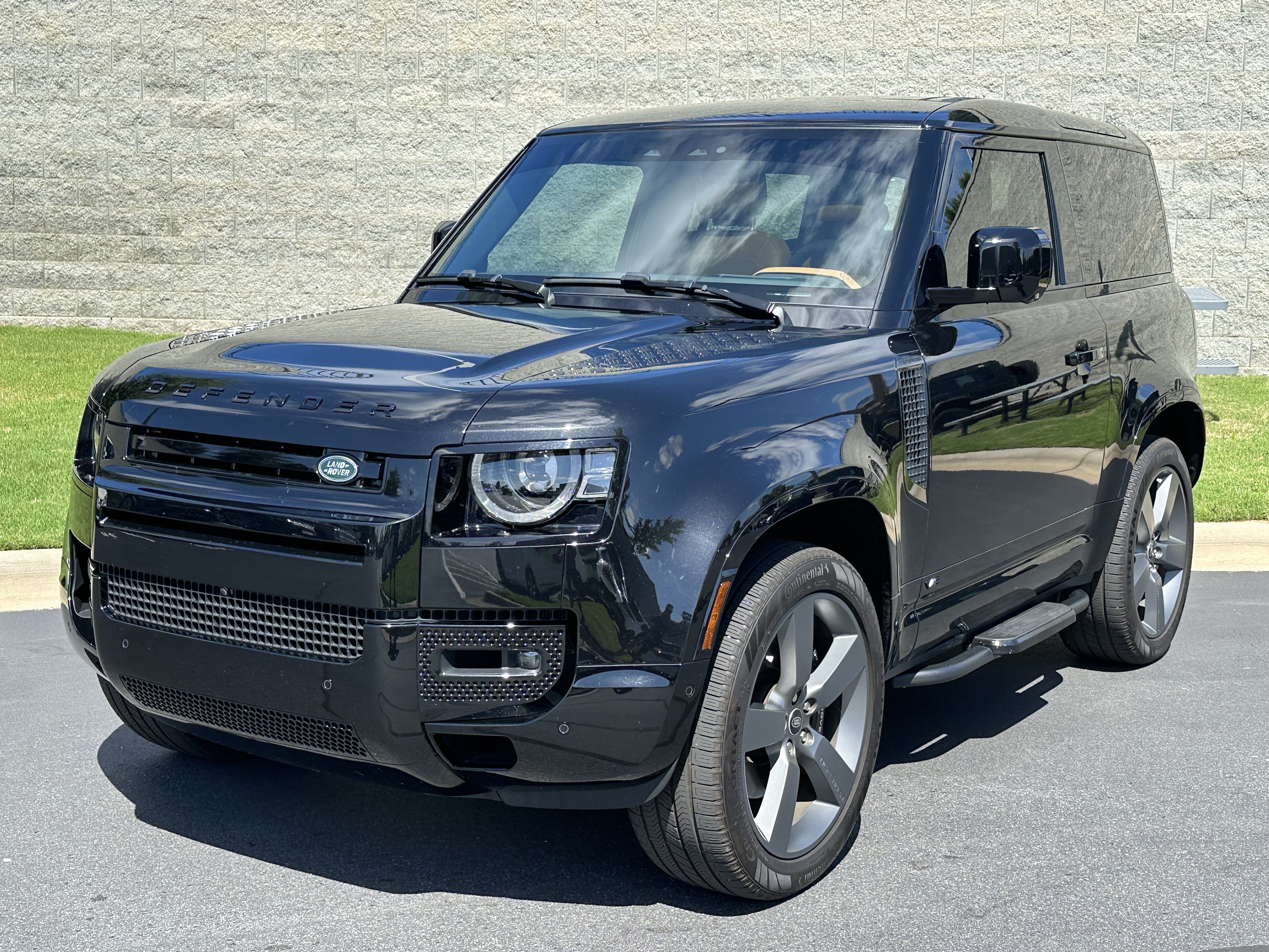Certified 2024 Land Rover Defender 90 V8 AWD/4WD image 2