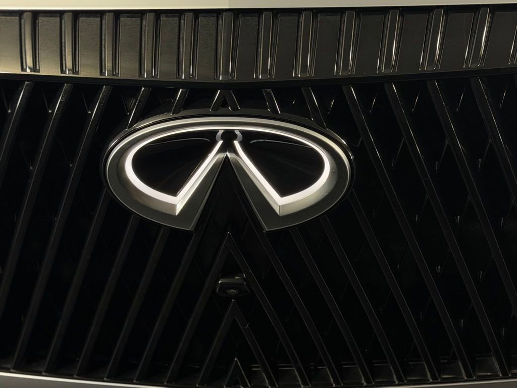 Used 2025 INFINITI QX80 Sensory AWD/4WD image 11