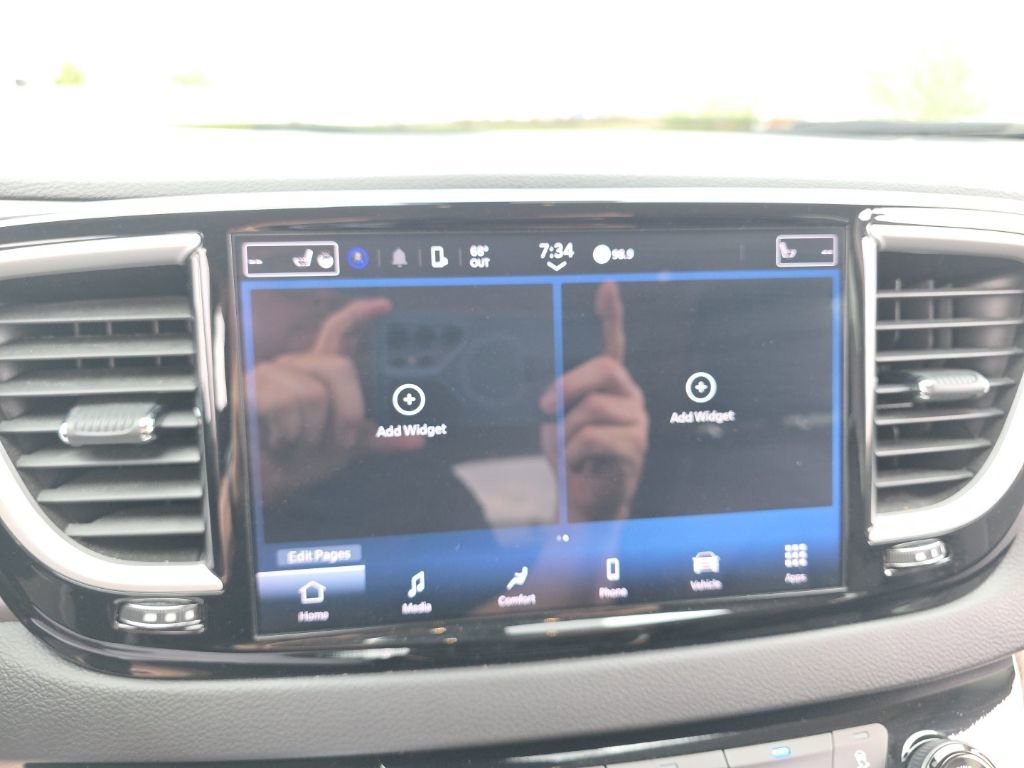 Used 2024 Chrysler Pacifica Touring-L image 12