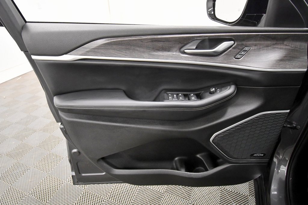 Used 2023 Jeep Grand Cherokee L Limited image 13