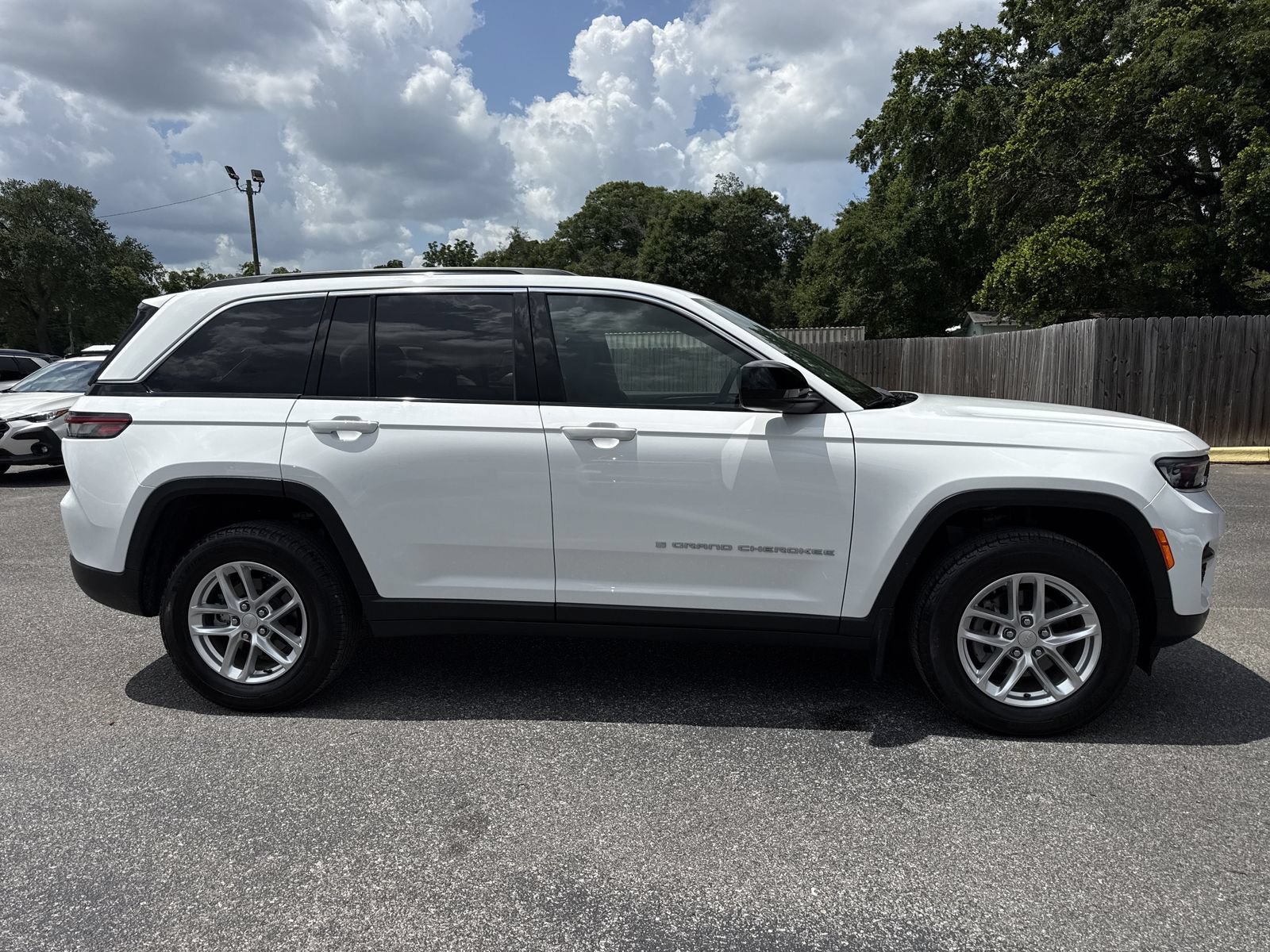 Used 2024 Jeep Grand Cherokee Laredo X w/ Luxury Tech Group I AWD/4WD image 6