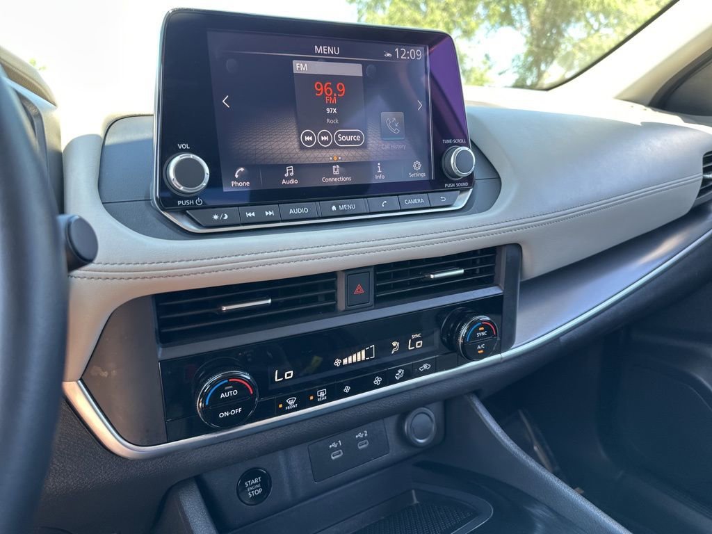 Used 2024 Nissan Rogue SV image 42