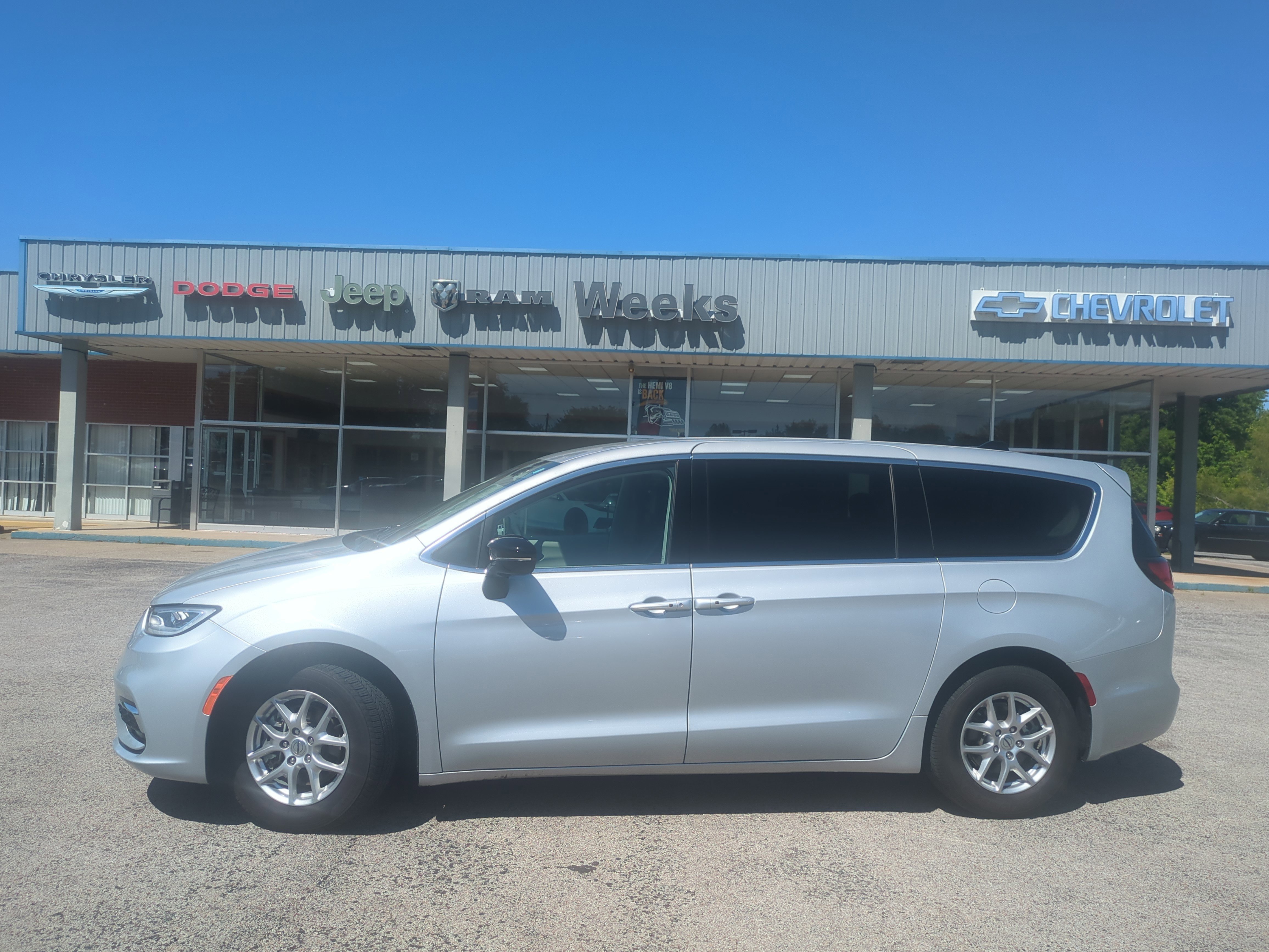 Used 2024 Chrysler Pacifica Touring-L FWD image 2