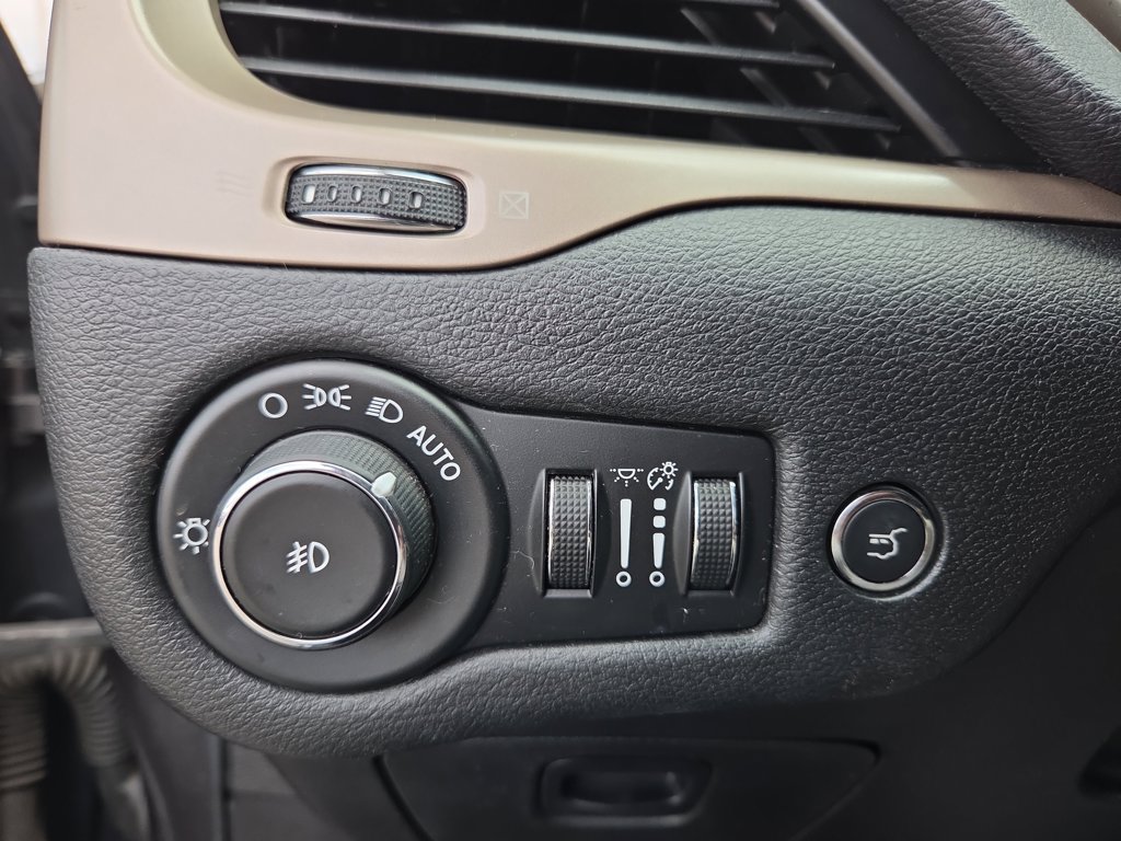 Used 2014 Jeep Cherokee Latitude w/ Comfort/Convenience Group AWD/4WD image 26