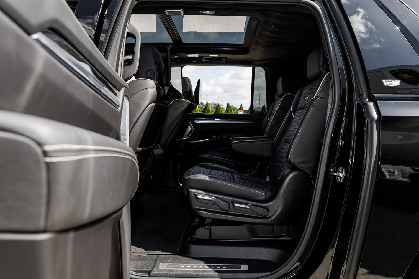 Used 2025 Cadillac Escalade ESV V image 27