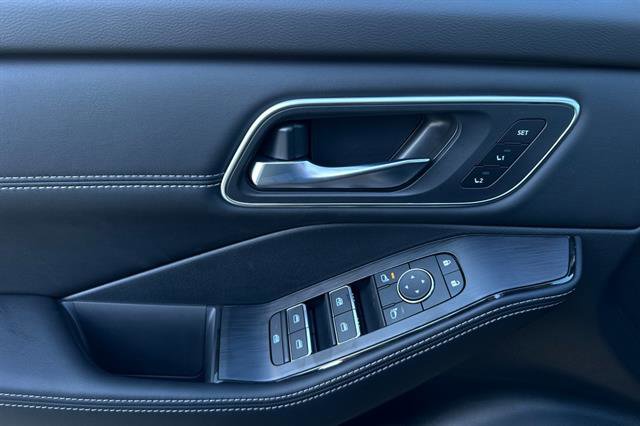 New 2025 Nissan Rogue Platinum w/ Tech Package image 8