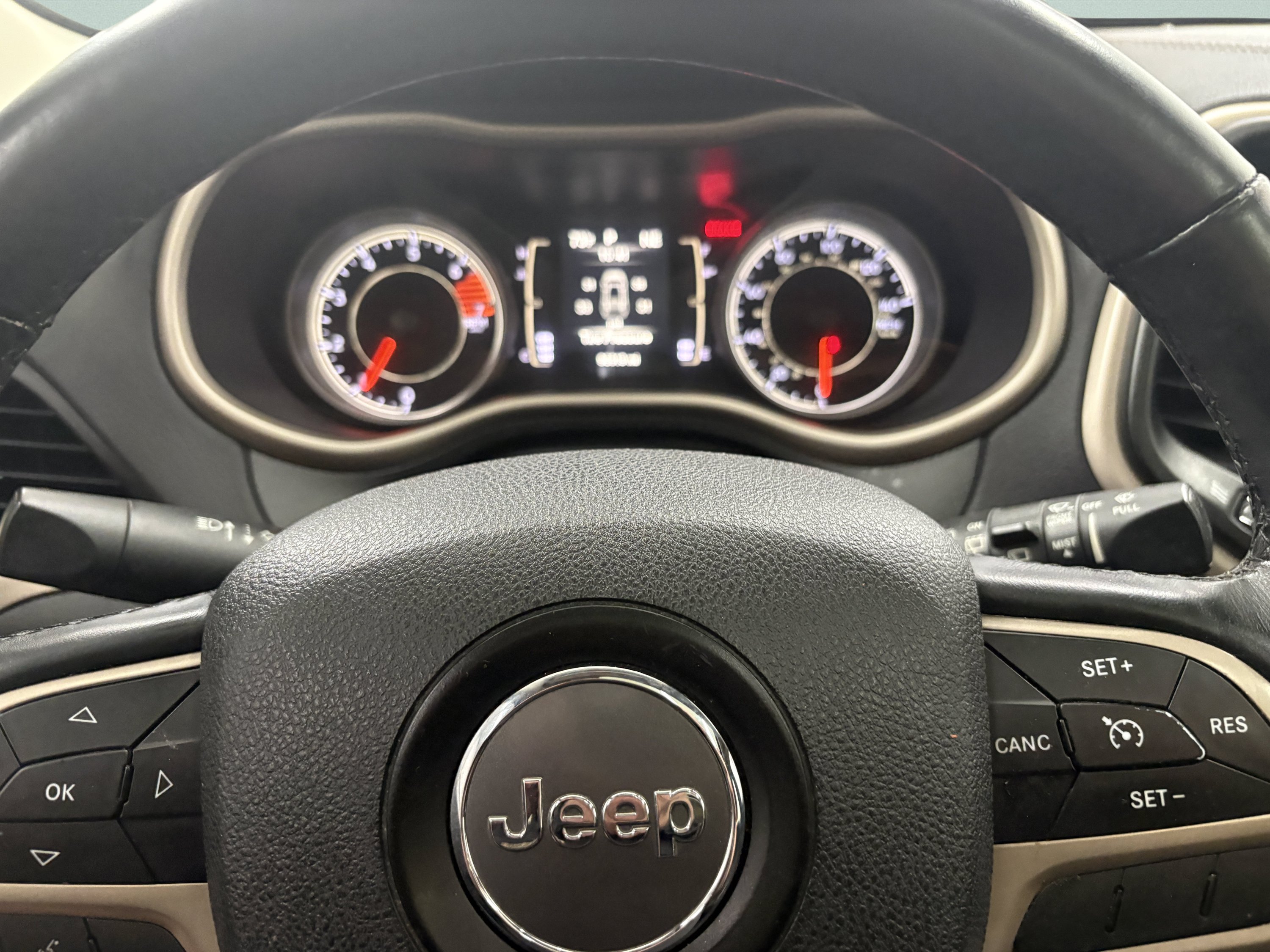Used 2017 Jeep Cherokee Latitude w/ Cold Weather Group AWD/4WD image 30