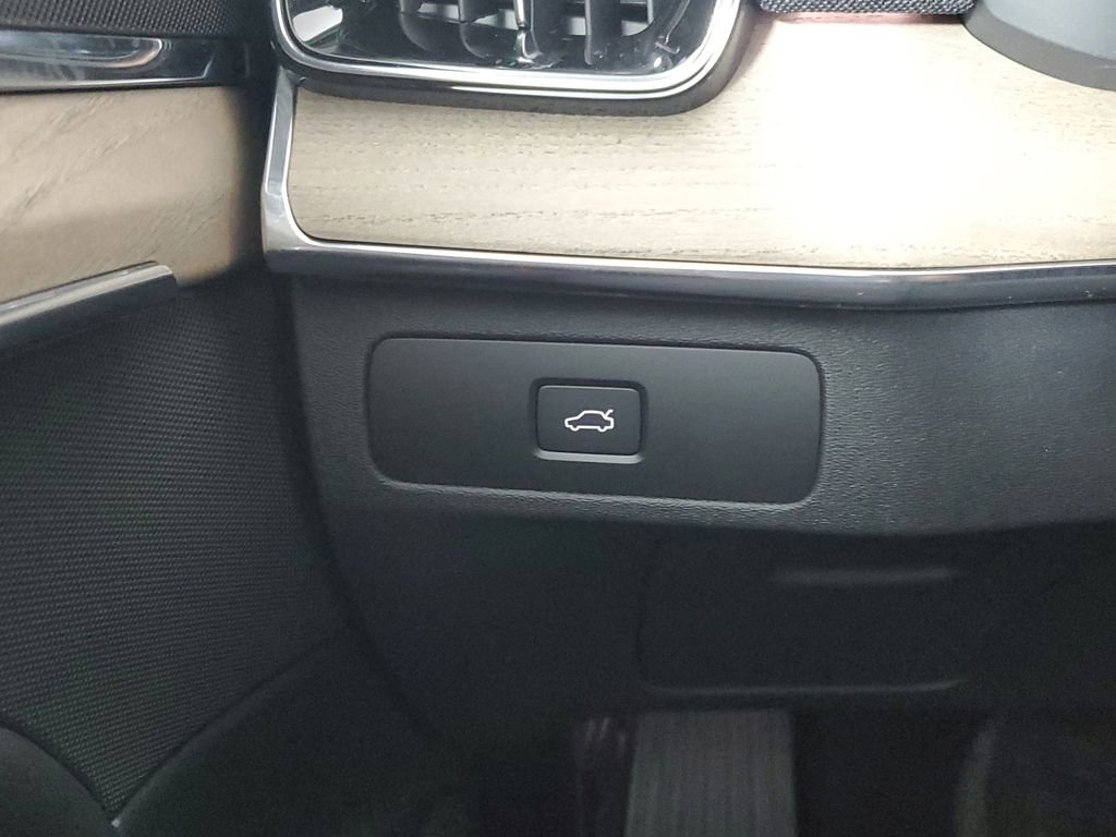 Certified 2025 Volvo XC90 B6 Core w/ Climate Package image 38