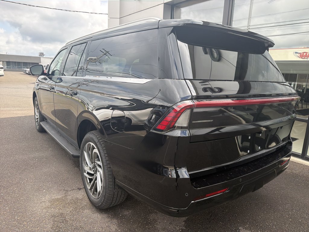 New 2027 Lincoln Navigator L Premier AWD/4WD image 2