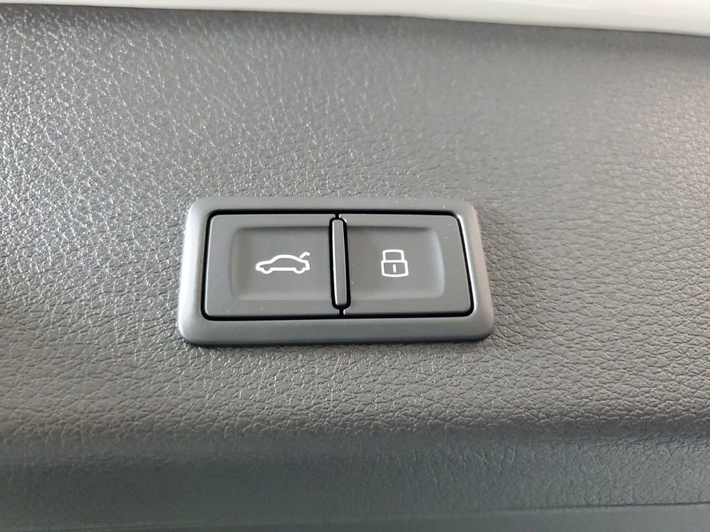 Used 2024 Audi Q8 e-tron Premium Plus w/ Premium Plus Package image 9