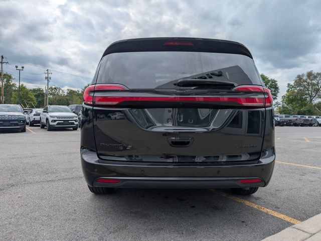 Used 2025 Chrysler Pacifica Limited FWD image 5