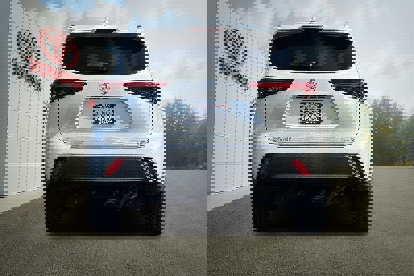 Used 2023 Toyota Highlander XLE image 4