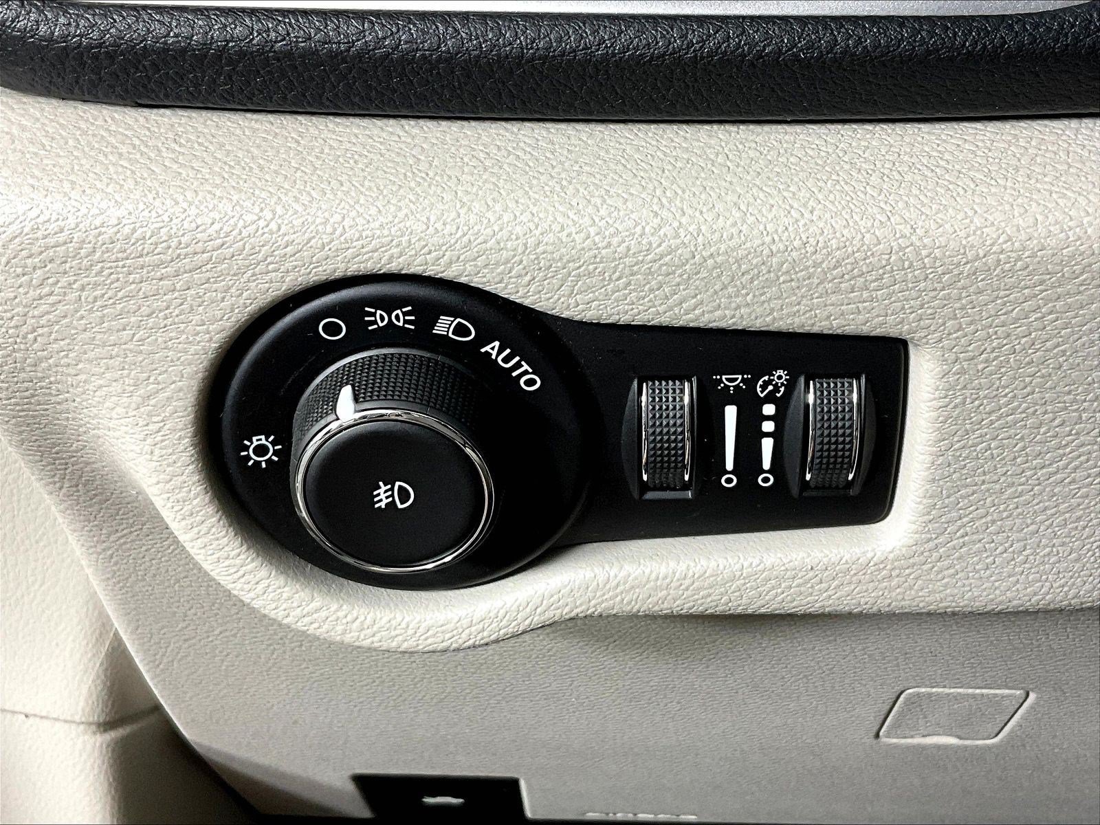 Used 2021 Chrysler Pacifica Touring-L FWD image 36