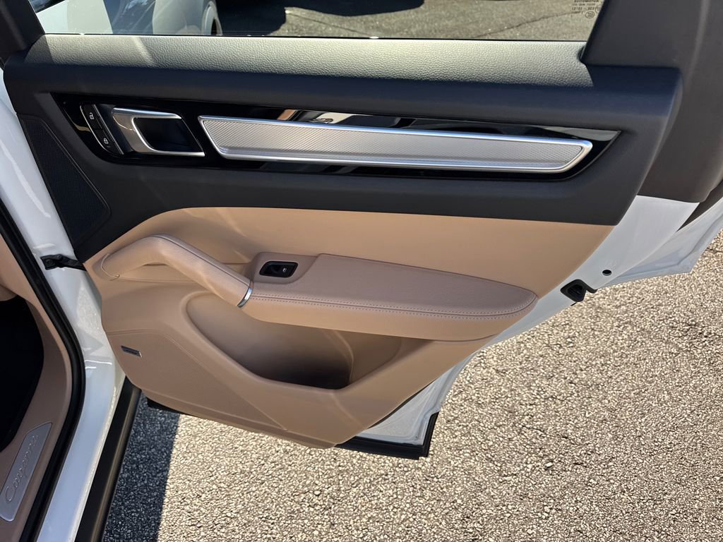 Used 2023 Porsche Cayenne Platinum Edition image 16