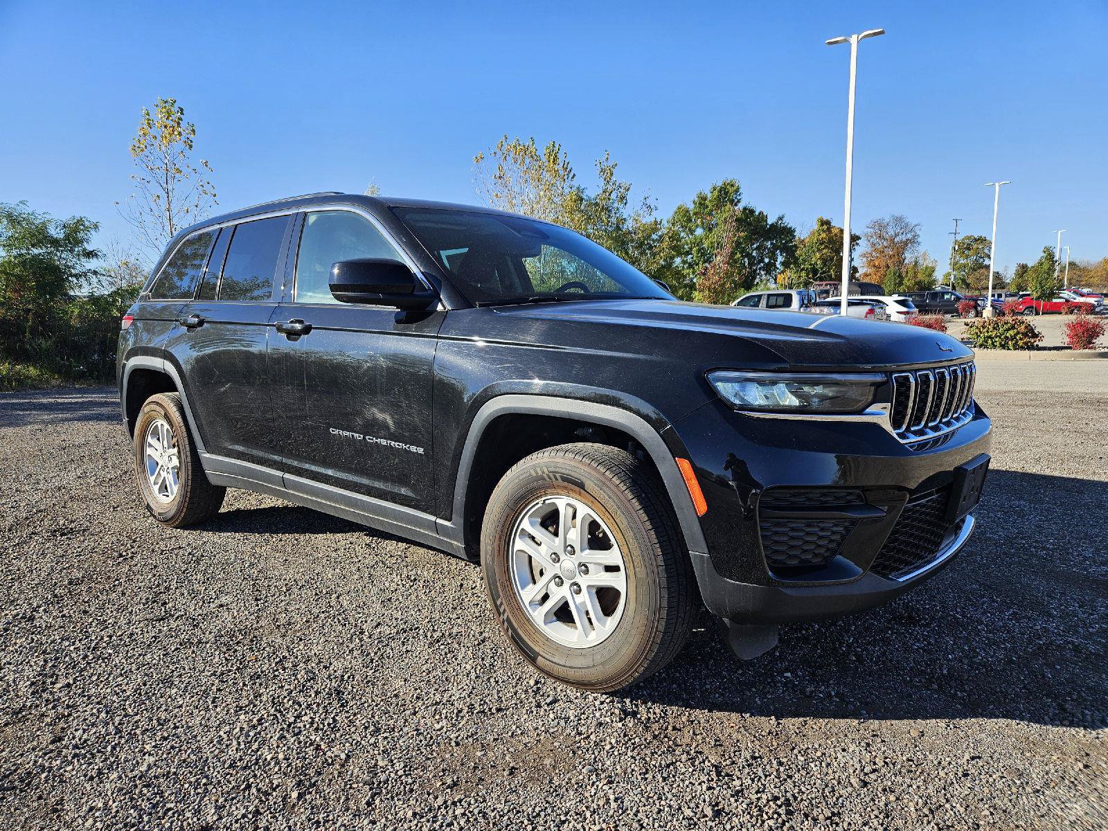 Used 2023 Jeep Grand Cherokee Laredo AWD/4WD image 1