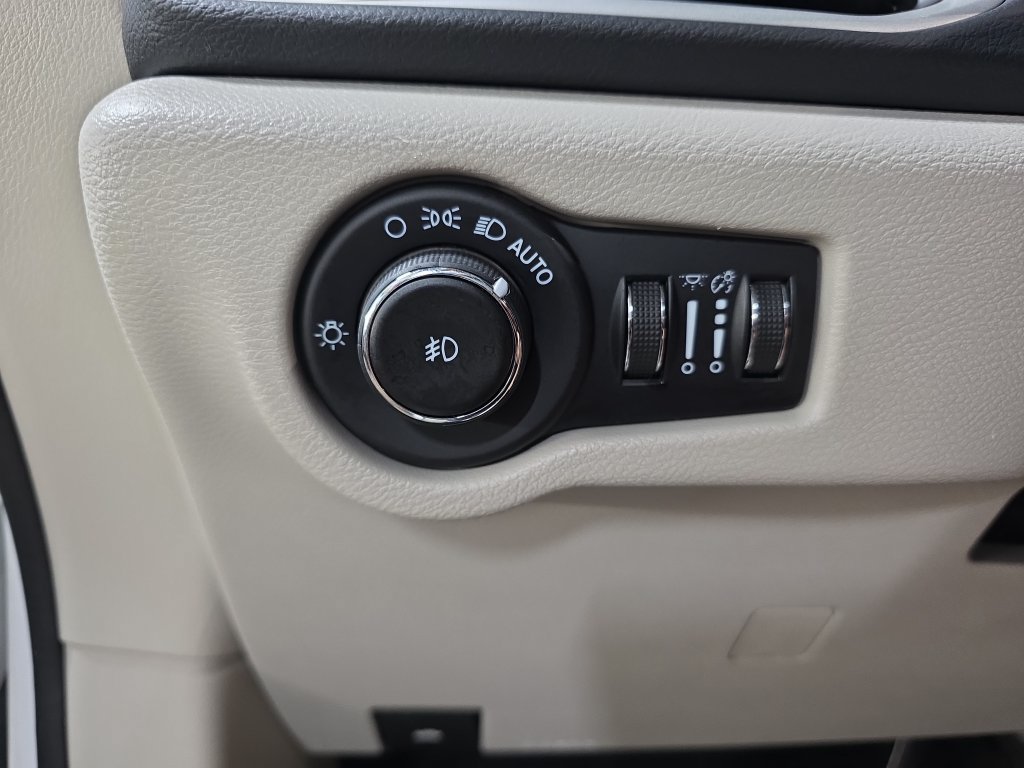 Used 2023 Chrysler Pacifica Touring-L FWD image 30