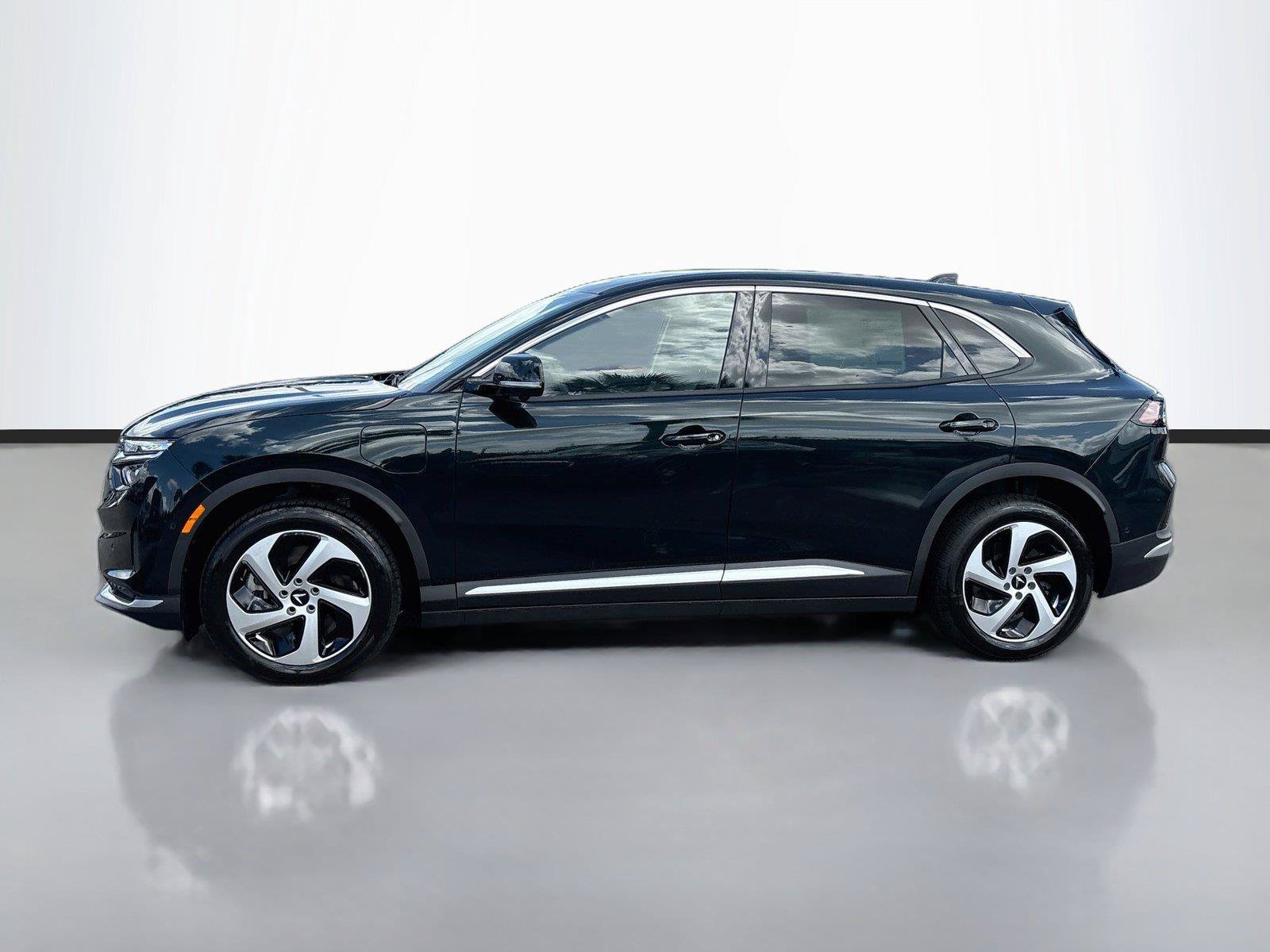 New 2027 VinFast VF 8 Eco AWD/4WD image 4