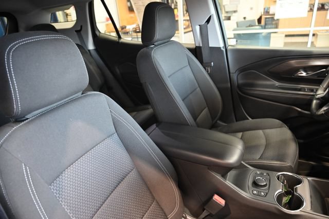 Used 2024 GMC Terrain SLE w/ Driver Convenience Package FWD image 8