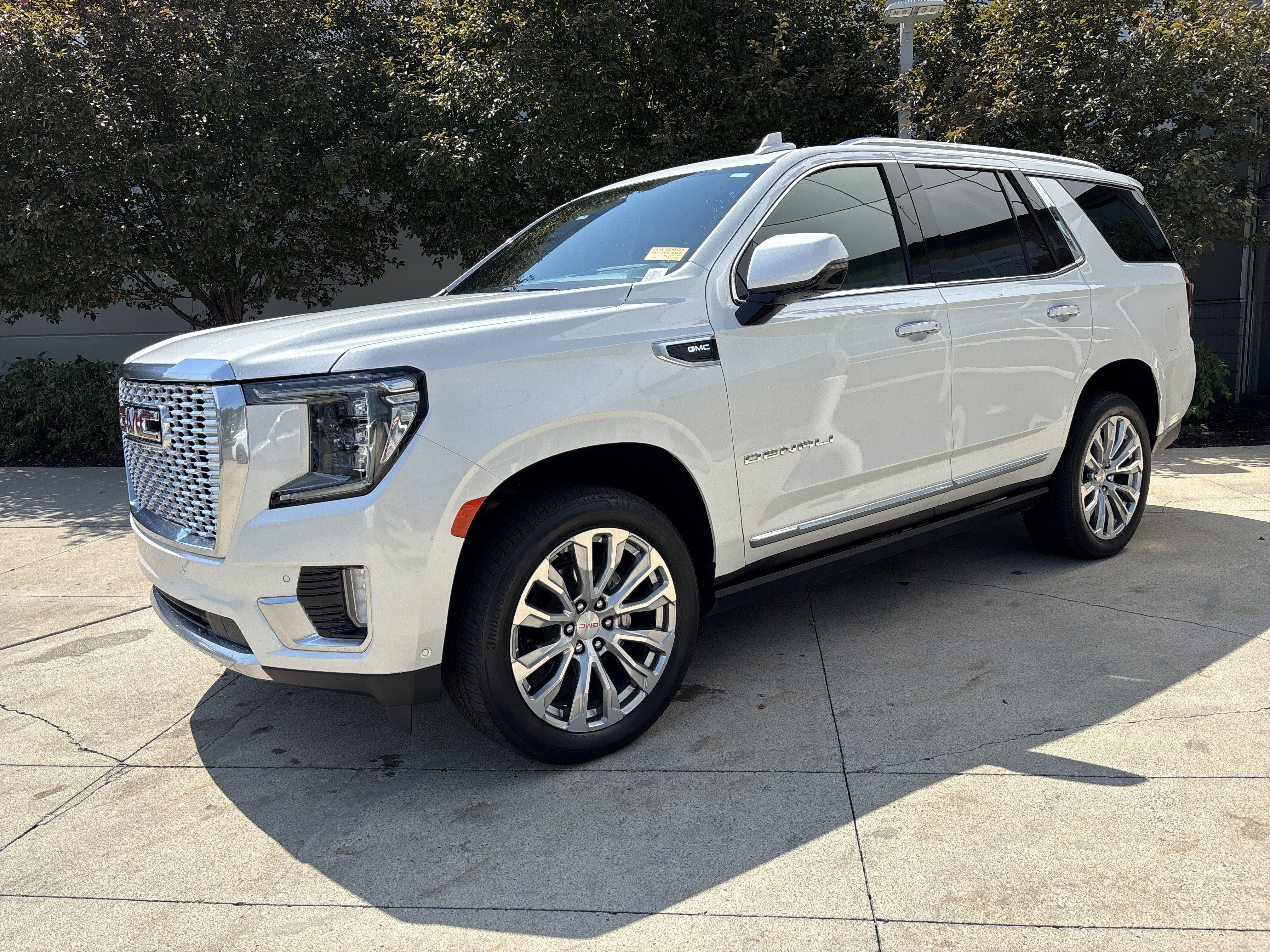 Used 2024 GMC Yukon Denali w/ Denali Reserve Package AWD/4WD image 3