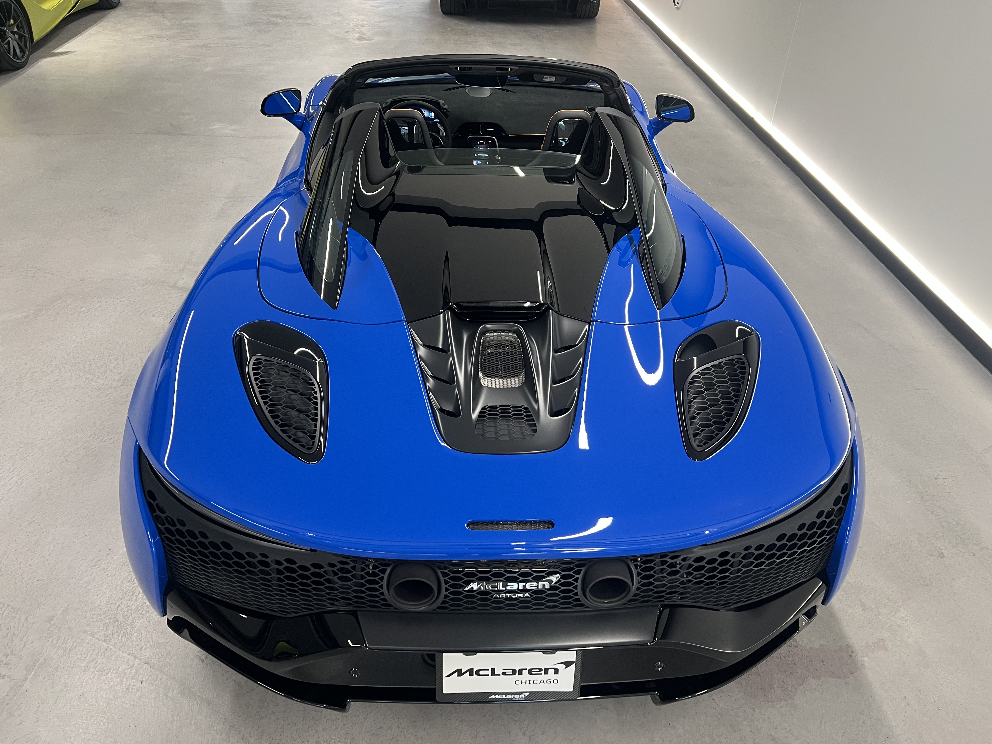 Used 2027 McLaren Artura Spider RWD image 8
